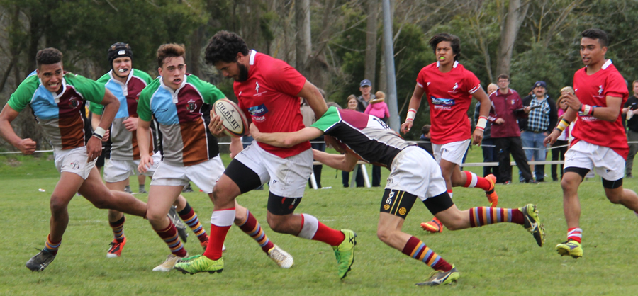 Centre and tryscorer Roera Hartley on the charge for the